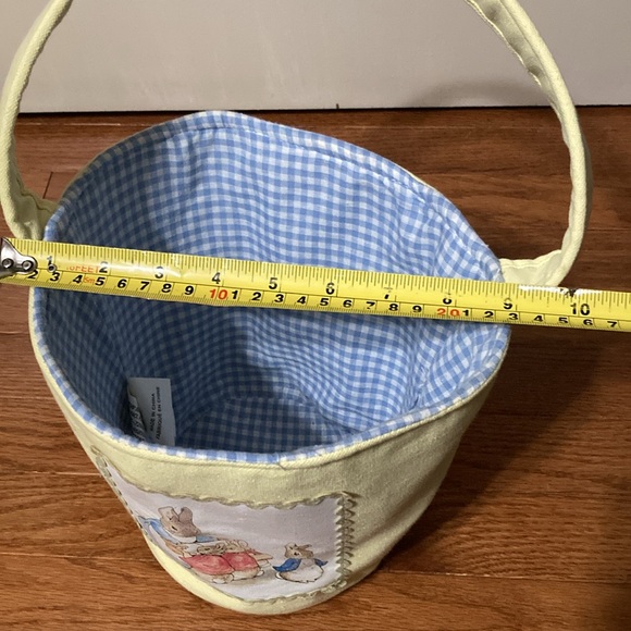 PETER RABBIT BASKET & BOOK BUNDLE ( free carrot plates!) - Picture 15 of 16